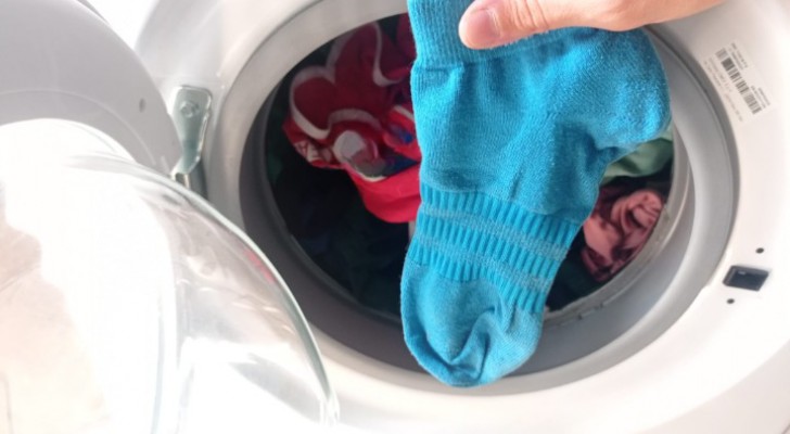 Anche i vostri calzini entrano in lavatrice in coppia ed escono soli? Come cercare di evitarlo