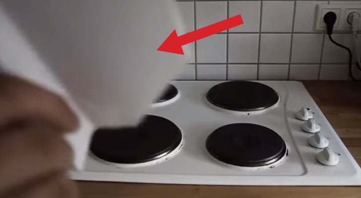 He throws a paper plane on cooking rings ... The reason? You will be amazed !!!