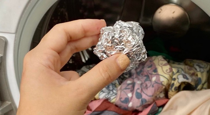 Dit is de reden waarom je aluminiumfolie in de wasmachine moet doen als je perfect wasgoed wilt krijgen