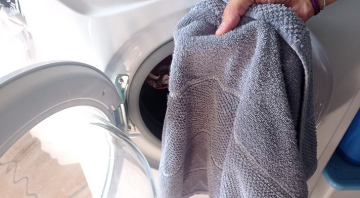 Handdukar som luktar fukt? Knep för att undvika det före och under tvätt