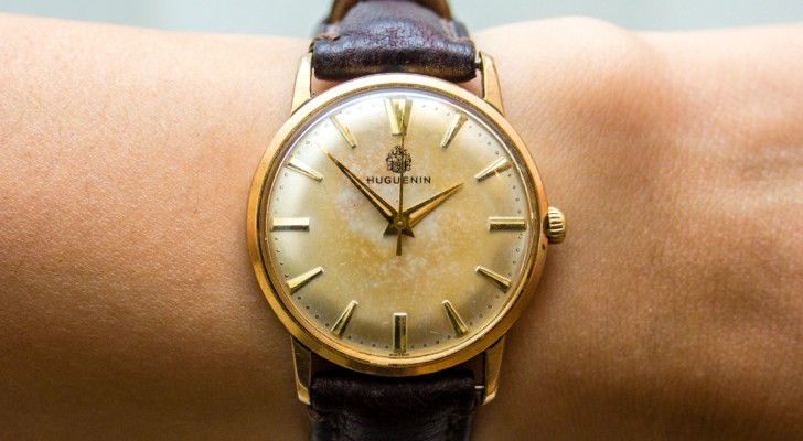 Ti sei mai chiesto come mai tutti gli orologi analogici nelle pubblicità segnano l'ora delle 10 e 10?