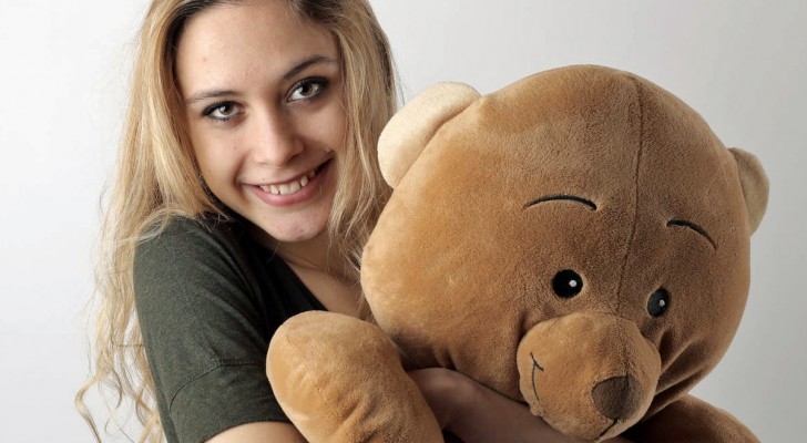 S'endormir en serrant une peluche est bon pour la santé, même à l'âge adulte : la science le confirme