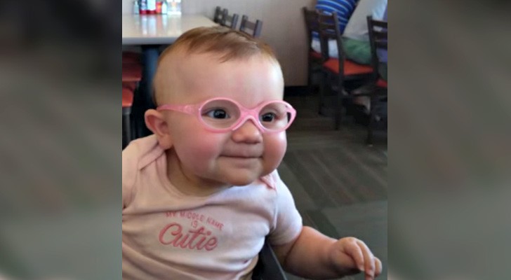 Elle réussit à voir pour la première fois ses parents : la réaction de ce bébé est trop émouvante!