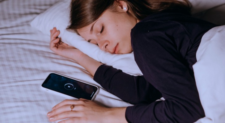 Come comportarsi con lo smartphone durante la notte? Ecco cosa dovresti evitare