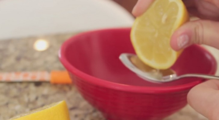 Sie presst eine Zitrone aus zeigt euch einen Trick für weiße Zähne.. in nur 2 Minuten!