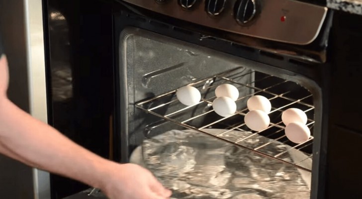 He cooks some eggs in the oven ... Discover this and other awesome tricks to cook them 