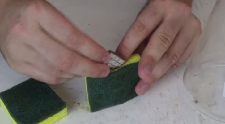 Er steckt einen Magneten in einen Schwamm: Entdeckt diesen genialen Putztrick