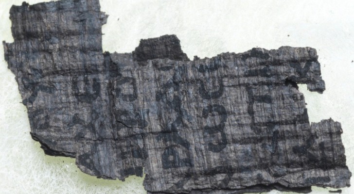 Kunstmatige intelligentie heeft het voor het eerst mogelijk gemaakt om een ​​opgerolde papyrus te ontcijferen