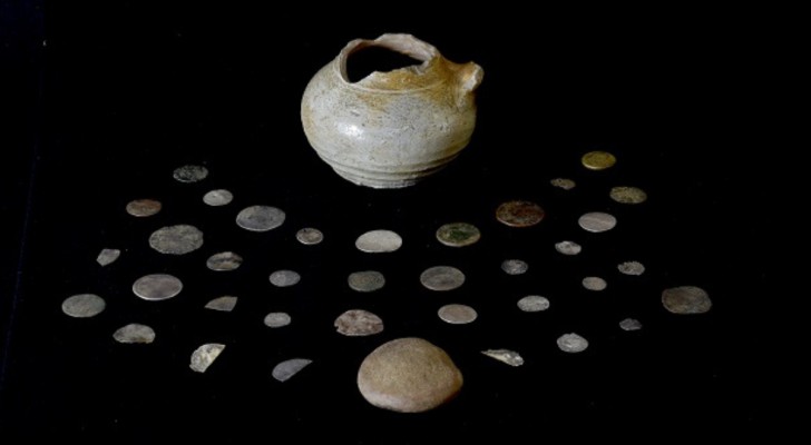 Kostbare munten gevonden door een studente archeologie: ze lijken verband te houden met een tragische historische gebeurtenis