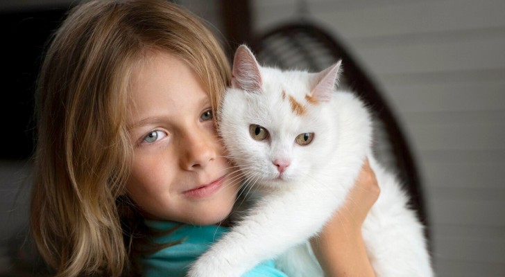 Avere un gatto porta enormi benefici a tutta la famiglia, specialmente ai bambini