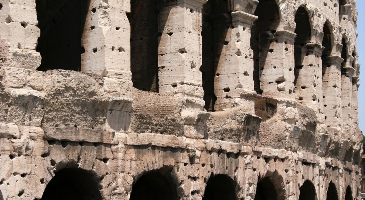 Waarom zitten de muren van het Colosseum vol gaten?