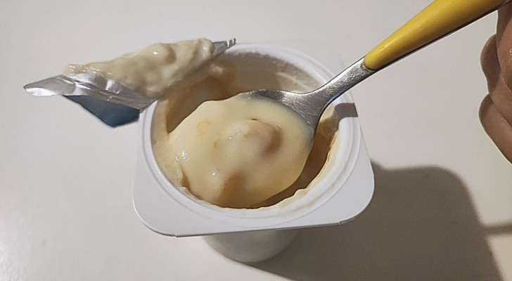 Den där vattniga ytan på ytan på yoghurt: detta är vad det egentligen är