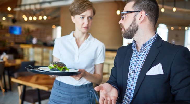 En vegan beställer in mat på en pub, men så fort maten serveras bryter en svår diskussion ut