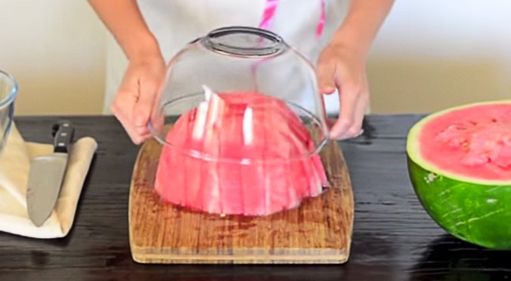 Sie benutzt eine umgedrehte Schüssel, um euch einen genialen Trick zu zeigen, wie man eine Wassermelone serviert. 