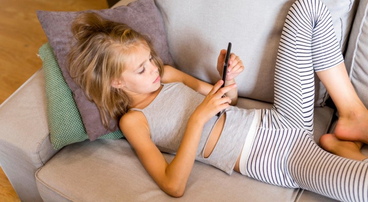 Eltern beschließen, ihre 12-jährige Tochter einen Vertrag über die Nutzung ihres Mobiltelefons unterschreiben zu lassen