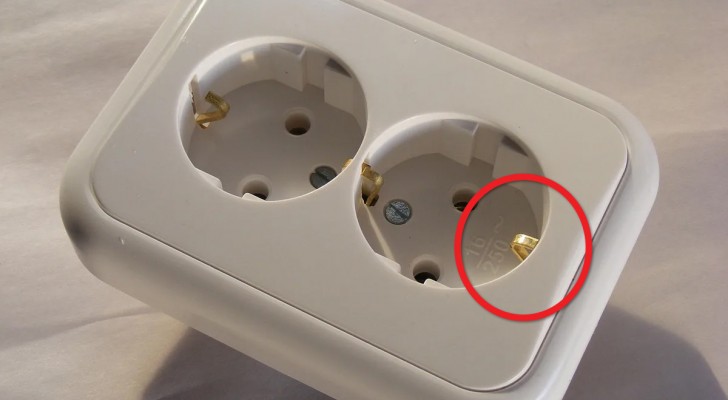 A cosa servono le linguette metalliche sulle prese elettriche rotonde?