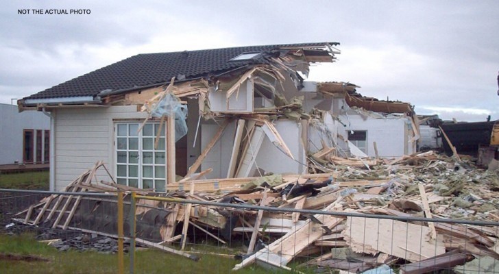 Va in vacanza, ma al rientro trova una brutta sorpresa: la sua casa era stata demolita (+ VIDEO)