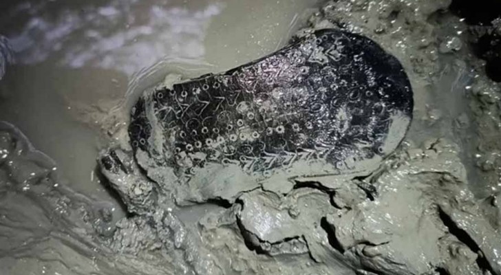 Rarissimo ritrovamento in Spagna: un sandalo romano risalente a 2000 anni fa era sul fondo di un pozzo
