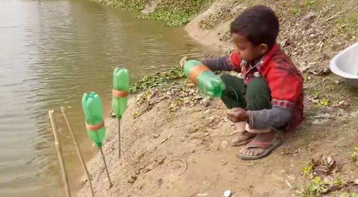 Tecniche di pesca: questo bimbo riesce a pescare usando bottiglie di plastica (+ VIDEO)