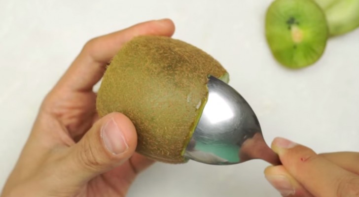 Entdeckt diese drei Methoden, um eine Kiwi zu schälen. Welche ist eure Lieblingsmethode?