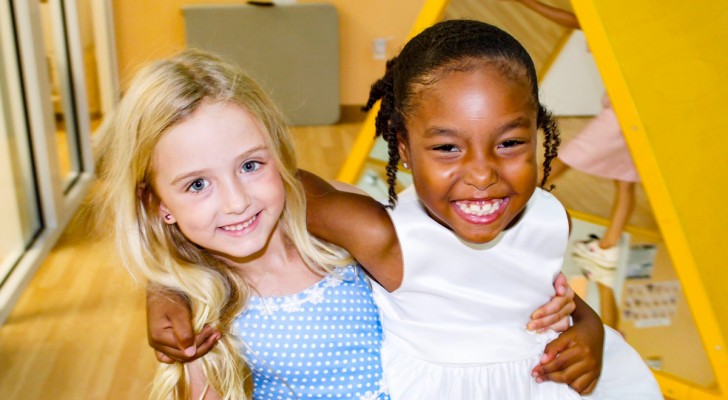 Queste due bambine sono convinte di essere gemelle: "è vero, abbiamo la stessa anima"