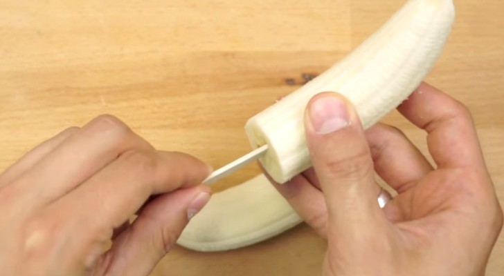 Introduce bastoncitos en la banana...el modo en que la sirve es PERFECTO para el verano