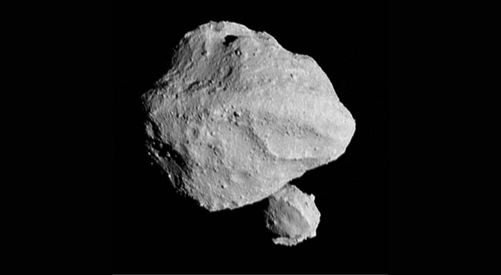 In viaggio verso Giove, una sonda Nasa ha individuato un asteroide con una forma rara e davvero bizzarra