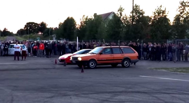 They organize a race between a Ferrari and an old Passat: the result will surprise you!
