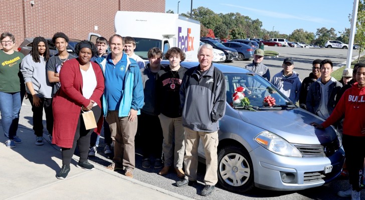 Un groupe d'étudiants travaille pendant une année entière pour offrir une nouvelle voiture à une mère célibataire avec six enfants