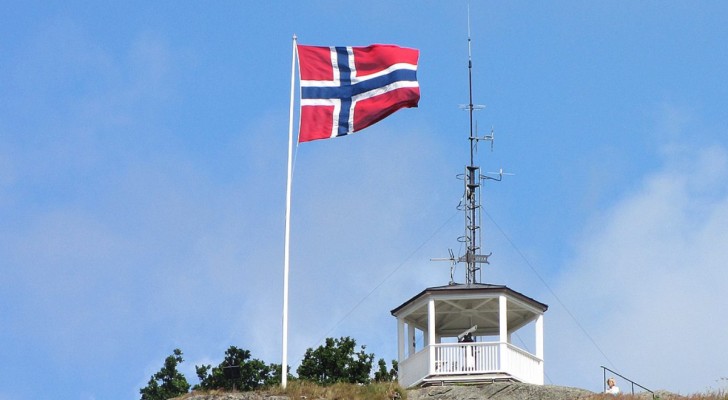 De Noorse vlag lijkt zes andere vlaggen te verbergen: kun jij ze vinden?