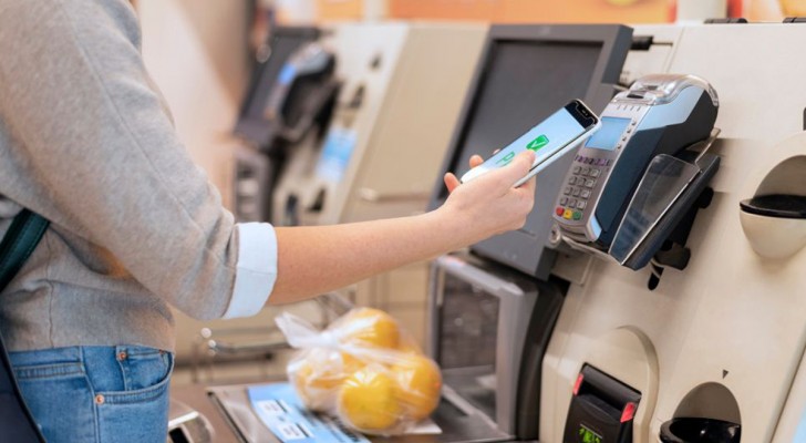 Adieu aux caisses automatiques : un supermarché britannique a remis en service des caissiers humains