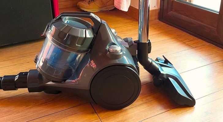 Come usare l'aspirapolvere per pulire ma anche deodorare la casa (e l'apparecchio stesso!)