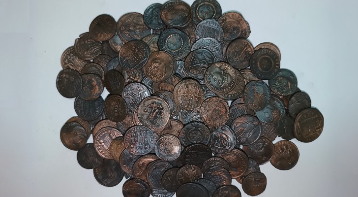Durante un'immersione subacquea trova un'enorme quantità di antiche monete romane sui fondali italiani