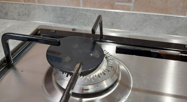 I migliori ingredienti per pulire e scrostare i fornelli della cucina senza fatica