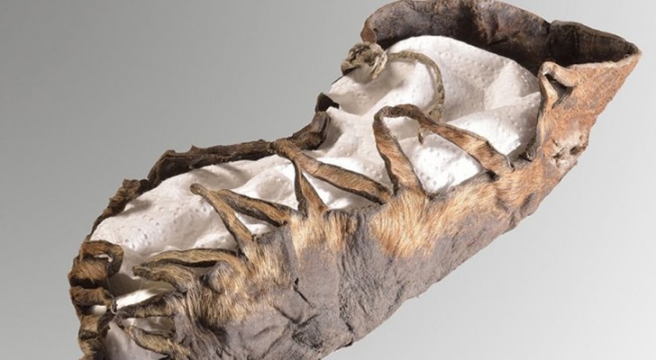 Scarpa di oltre duemila anni trovata in una miniera di sale austriaca: apparteneva a un bambino