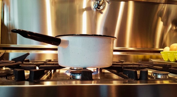 Cucina quanto vuoi senza paura di odori forti residui: 3 rimedi naturali per farli sparire