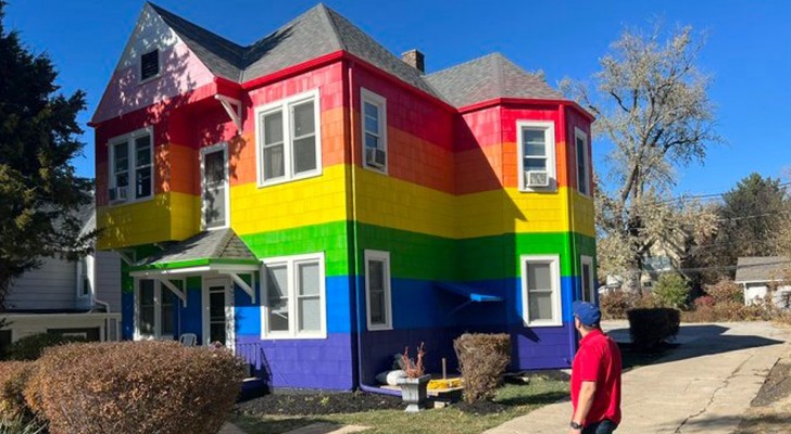 Man verbaast buren door de kleuren van de regenboog op zijn huis te schilderen: “mijn dochters hebben de kleuren gekozen”