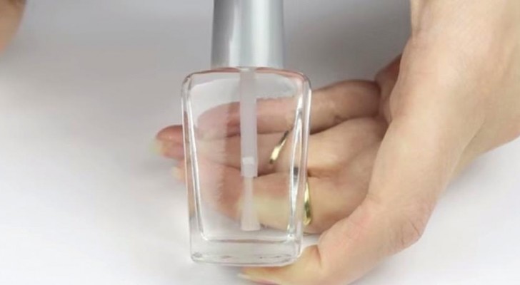 You want to create your own NAIL POLISH in less than 5 minutes? Here's how!