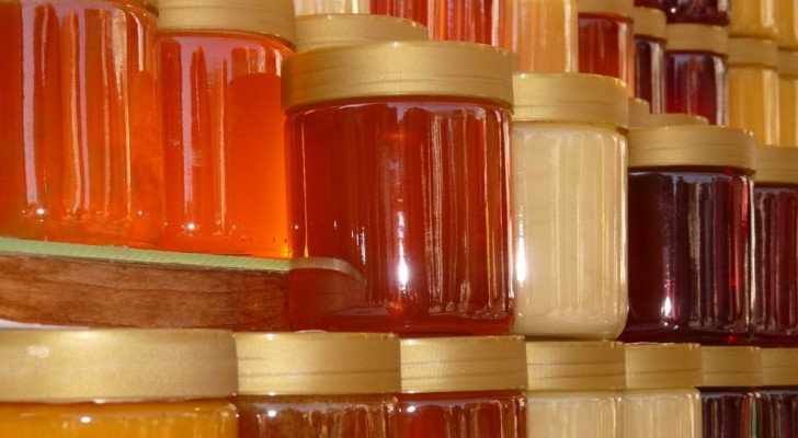 Tips om potten honing die je thuis hebt staan zo goed mogelijk te bewaren voor overheerlijke honing