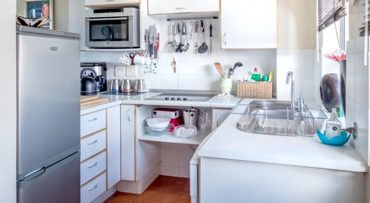 Envie de rafraîchir l'intérieur de vos meubles et de vos tiroirs dans la cuisine ? Voilà comment éliminer les résidus et les mauvaises odeurs 