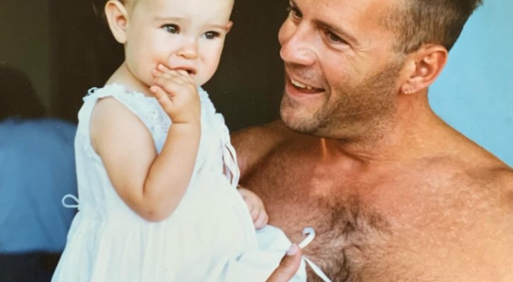 De dochter van acteur Bruce Willis duikt in het verleden door een oude foto van hen samen te plaatsen