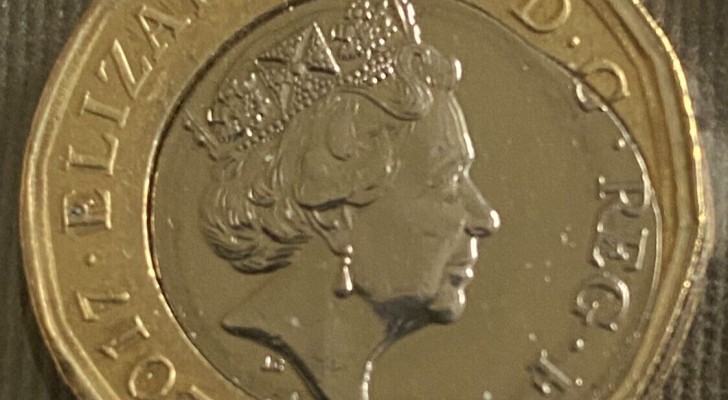 Ett mynt på ett pund köps online till ett otroligt pris: det har en präglingsdefekt