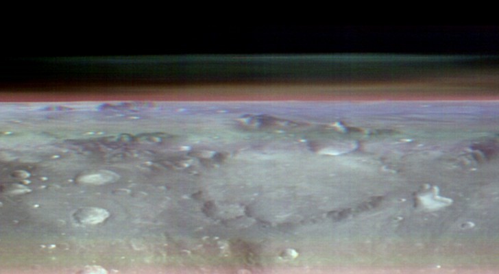 La NASA scatta una foto di Marte "inusuale": una vista spettacolare dell'orizzonte marziano