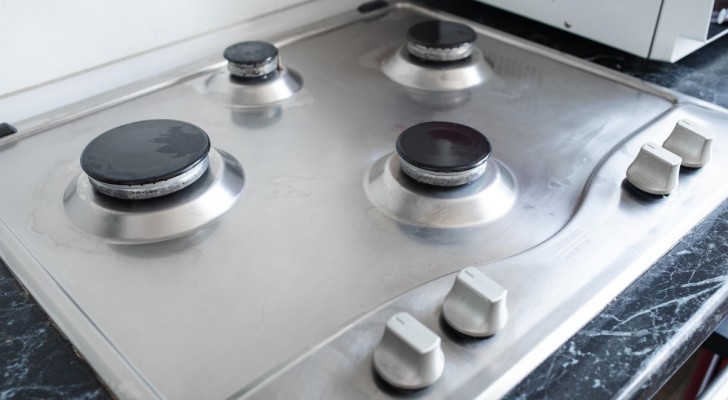 Fornelli della cucina a gas unti e pieni di sporcizia: scopri come pulirli al meglio