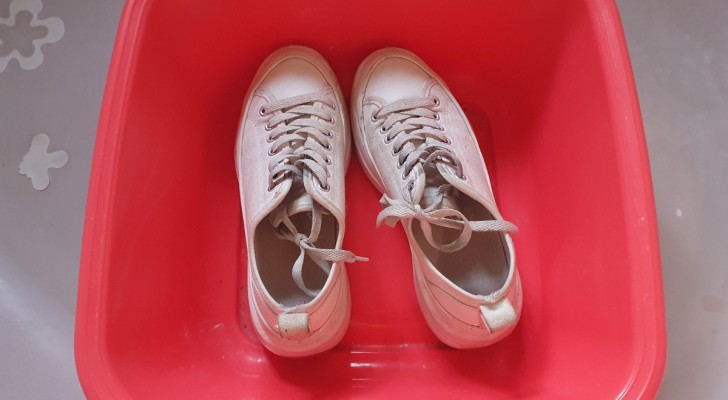 Laver les chaussures blanches : les méthodes DIY faciles pour qu'elles redeviennent comme neuves