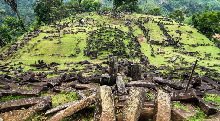 25 tusen år gammal pyramid upptäckt i Indonesien: vissa hävdar att den inte byggdes av människor