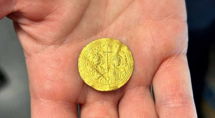 Une pièce romaine de 1000 ans représentant Jésus a été trouvée en Norvège par un homme avec un détecteur de métaux