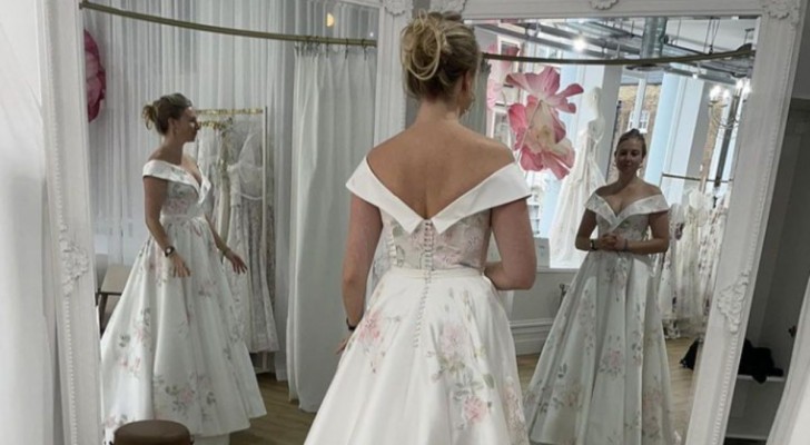 Pubblica una foto in abito da sposa, ma l’iPhone mostra tre “persone” diverse nello specchio