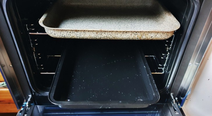 Teglie del forno incrostate di sporco? Usa un trucco semplice per pulirle senza fatica