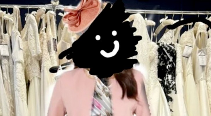 Brudgummens mamma gör människor på webben upprörda på grund av sitt val av klänning